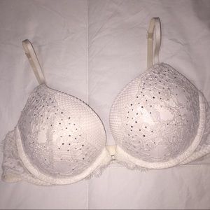 Victoria’s Secret bombshell push up bra